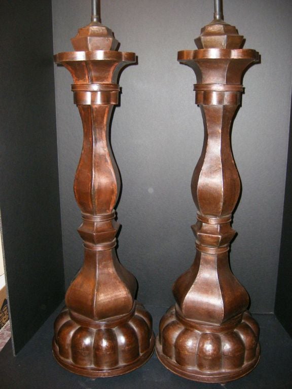 Ein Paar große Tischlampen mit originaler Patina, die aus repoussiertem Zinn bestehen. Doppeltes Lichtbündel. 

Maße: 30