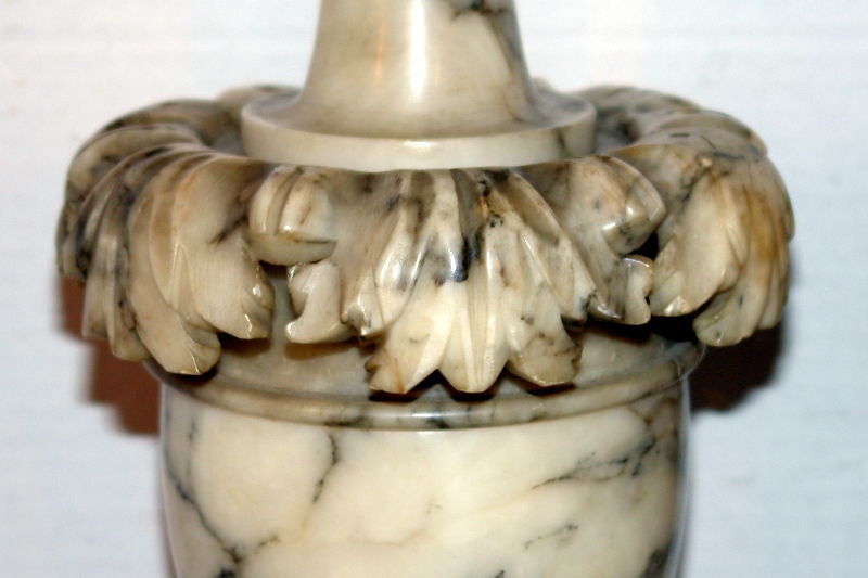 Grandi lampade in alabastro grigio e bianco In condizioni buone in vendita a New York, NY