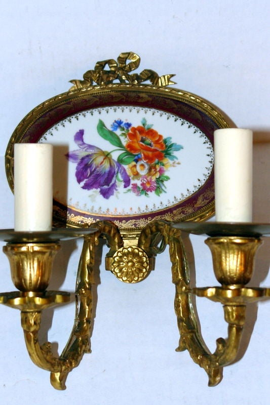 Simple applique française du 19ème siècle avec inserts en porcelaine de Limoges.
mesures :
Hauteur :10