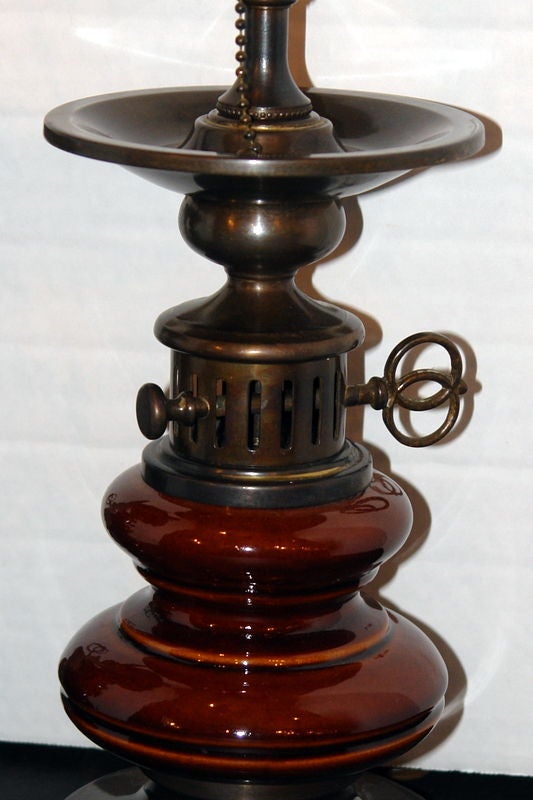 Une paire de lampes de table en porcelaine des années 1920 en forme de lampes à huile avec des accents en laiton.

Mesures :
Hauteur du corps : 12 pouces
Diamètre : 4