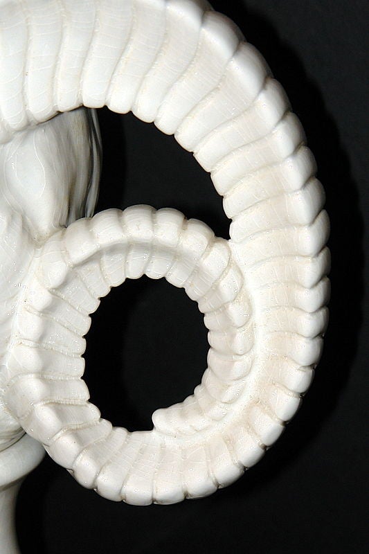Francese Coppia di lampade da tavolo in porcellana a forma di testa di Rams in vendita