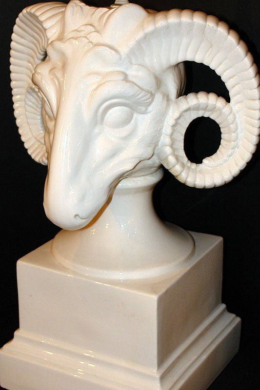 Coppia di lampade da tavolo in porcellana a forma di testa di Rams In condizioni buone in vendita a New York, NY