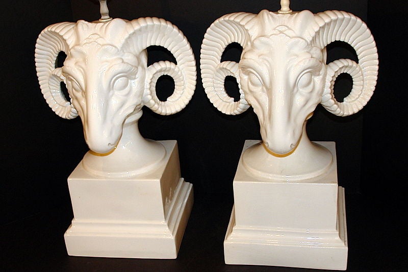 Metà XX secolo Coppia di lampade da tavolo in porcellana a forma di testa di Rams in vendita