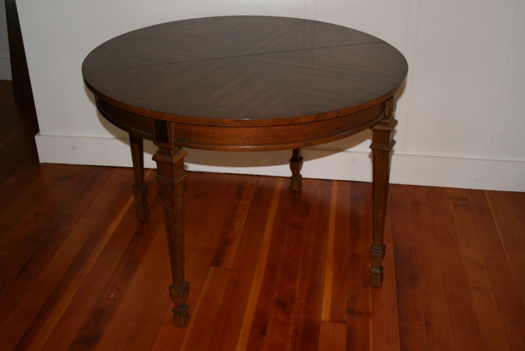 BEAUTIFUL MATCHED GRAIN OVAL OR ROUND DINING TABLE.<br />
AS A ROUND TABLE DIAMETER IS 40