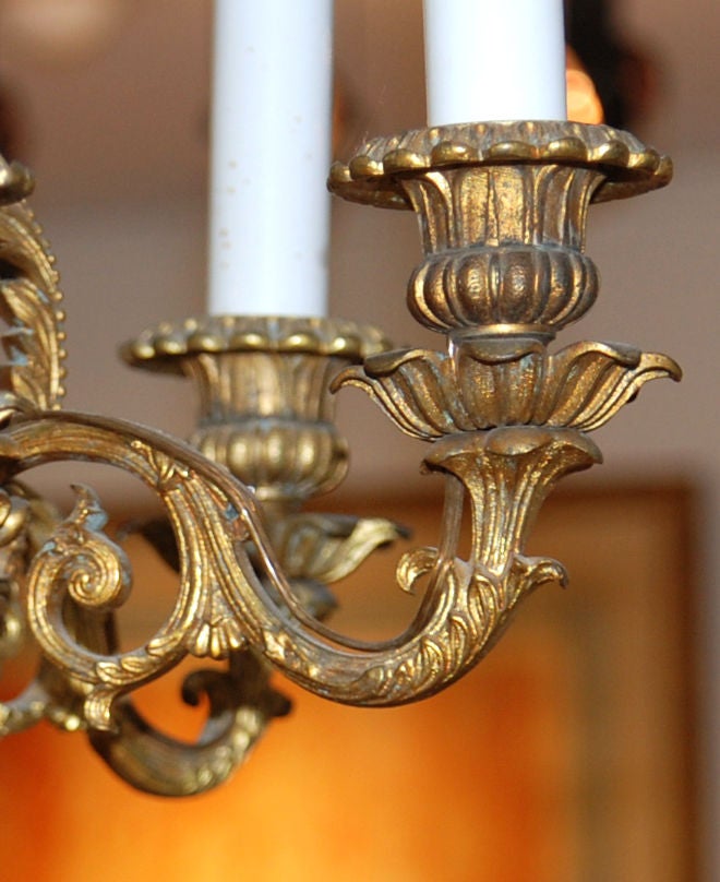 Americano Una rara coppia di lampadari classici in bronzo dorato di dimensioni ridotte in vendita