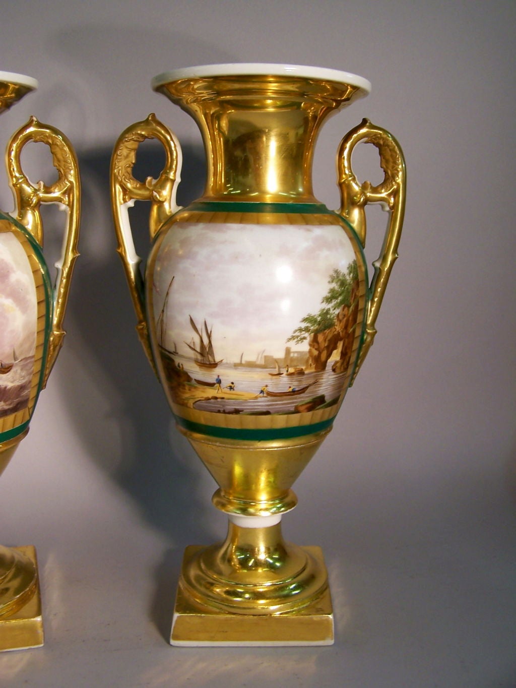 Francese Coppia di urne in porcellana Luigi XVI Parigi con paesaggi, 1780 circa in vendita