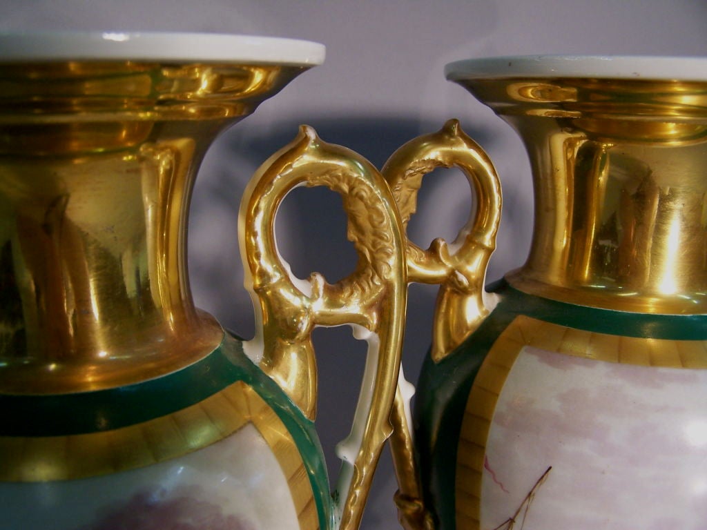 Doré Paire d'urnes en porcelaine de Paris de style Louis XVI avec paysages:: vers 1780 en vente