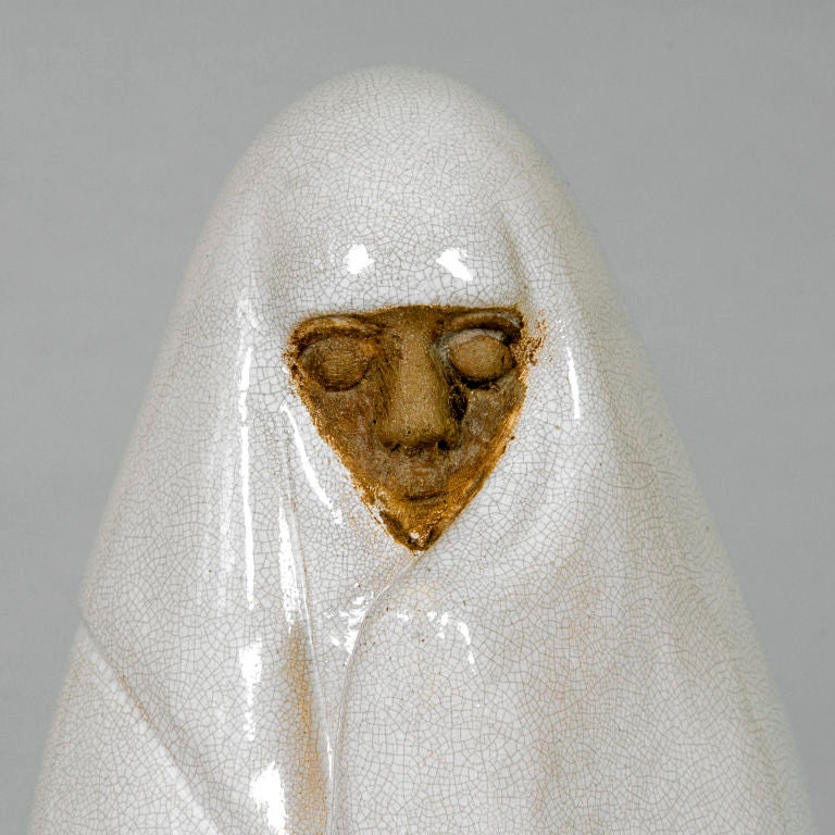 La Femme de Marrakech de Celine Lepage(1882-1928) Francia. Figura de cerámica esmaltada blanca de excepcional importancia, con sello original y etiqueta firmada.
Autentificado por Félix Marcilhac, París. (Este grupo también se fabricó como reedición