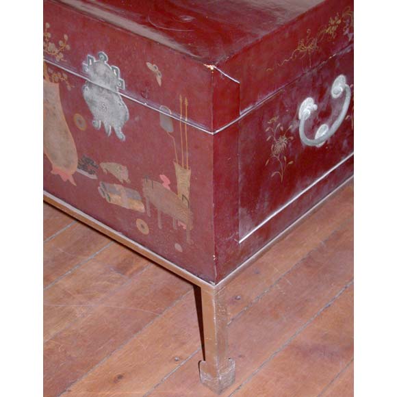 French Pair of Chinoiserie Brown Lacquered Leather Chest Tables For Sale