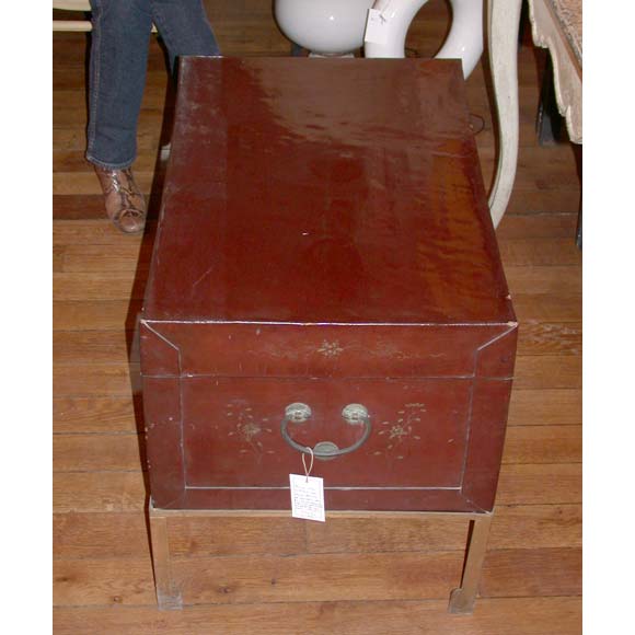 Pair of Chinoiserie Brown Lacquered Leather Chest Tables For Sale 3