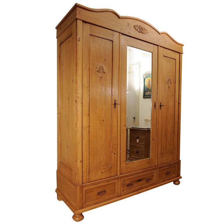 Triple Armoire