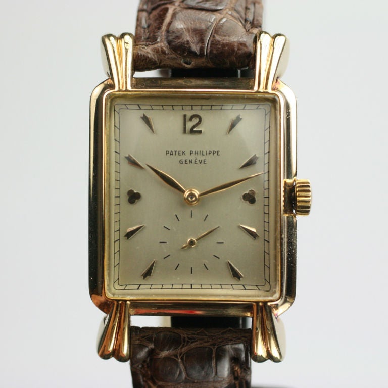 Dies ist ein schönes Beispiel für eine Vintage Patek Philippe mit einzigartigen facettierten Markierungen und ausgefallenen geriffelten und gewellten Tränenanhängern. Die Produktion dieser Uhr begann im Jahr 1948. Diese Uhr wird mit einem Auszug aus