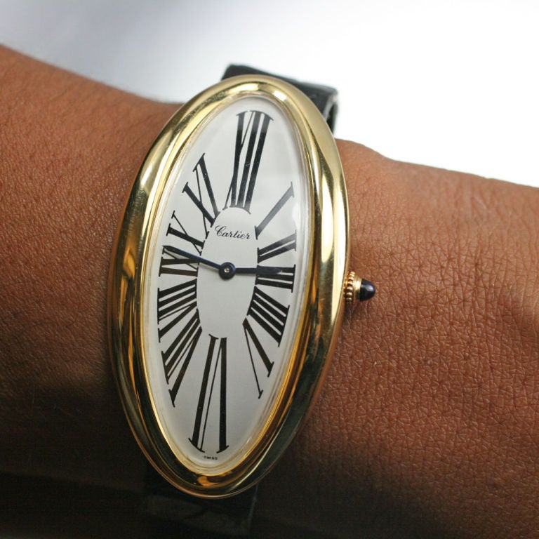 Eine fantastische Cartier aus den 1970er Jahren.  Das übergroße Gehäuse beherbergt ein Audemars-Piguet-Handuhrwerk und hat ein Originalzifferblatt.  Die Uhr wird am original Cartier-Lederband mit 18K Cartier-Faltschließe geliefert.