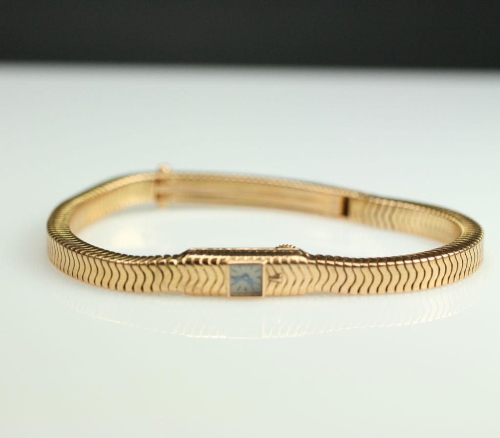 Dies ist eine wunderschöne Damenuhr von Jaeger-LeCoultre.  Das Armband aus 18-karätigem Gelbgold mit Schlangenkette hat ein quadratisches Mikrozifferblatt, ein Uhrwerk mit Rückwärtsgang und eine integrierte Faltschließe, die ein nahtloses Stück