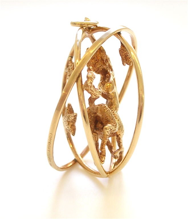 Ein skurriler Anhänger aus 14k Gelbgold von William Ruser (1947-1969). Die figuralen Charme der Schütze Messung 1 1/2 