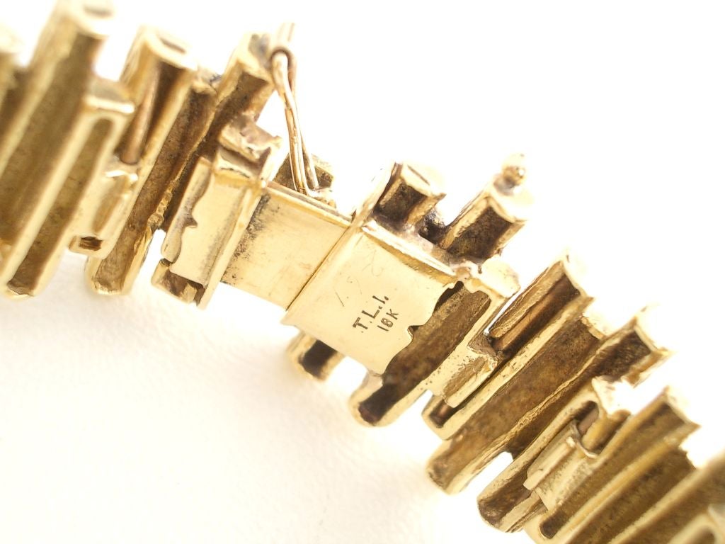 Eine elegante 18-karätige Damenarmbanduhr von Ebel. Das abgestufte:: geriffelte Band:: das das ovale Zifferblatt trägt:: ist von einer diamantenen Lünette umgeben:: die aus ca. 2::60 Karat weißen Diamanten im Vollschliff besteht. Der Innenraum misst
