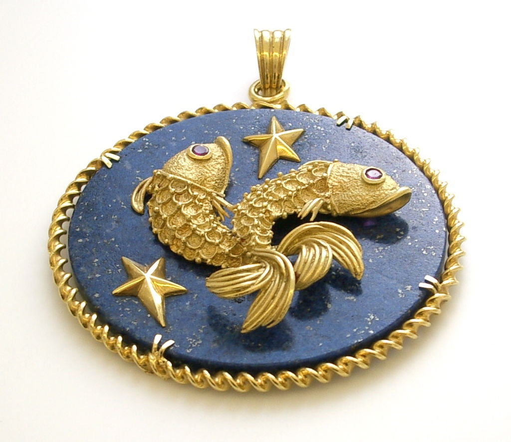 Ein hübscher Anhänger aus 18 Karat Gelbgold und Lapislazuli für die Fische. Die Edelsteinqualität Lapis in 18k Gelbgold mit 2 Basrelief Gelbgold Fisch montiert. 2 5/8