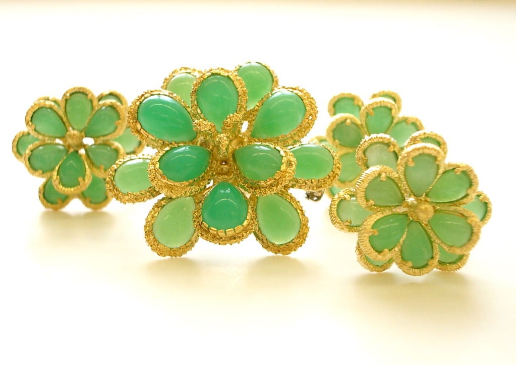 A charming set of 18k yellow gold and chrysoprase jewelry. The apple green gem-set demi- parure made up of a brooch (1 1/2
