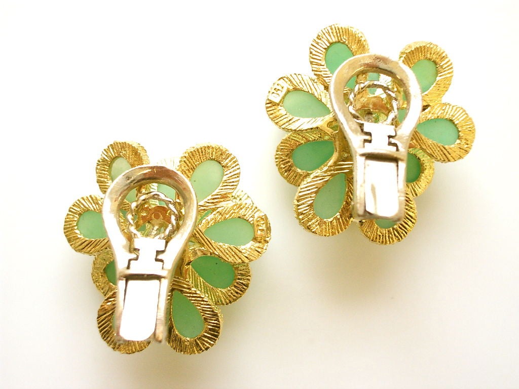A Gold and Chrysoprase Brooch, Ring and Ear-clips, circa 1960 3