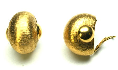 18k Gold Shell-Shaped Earrings