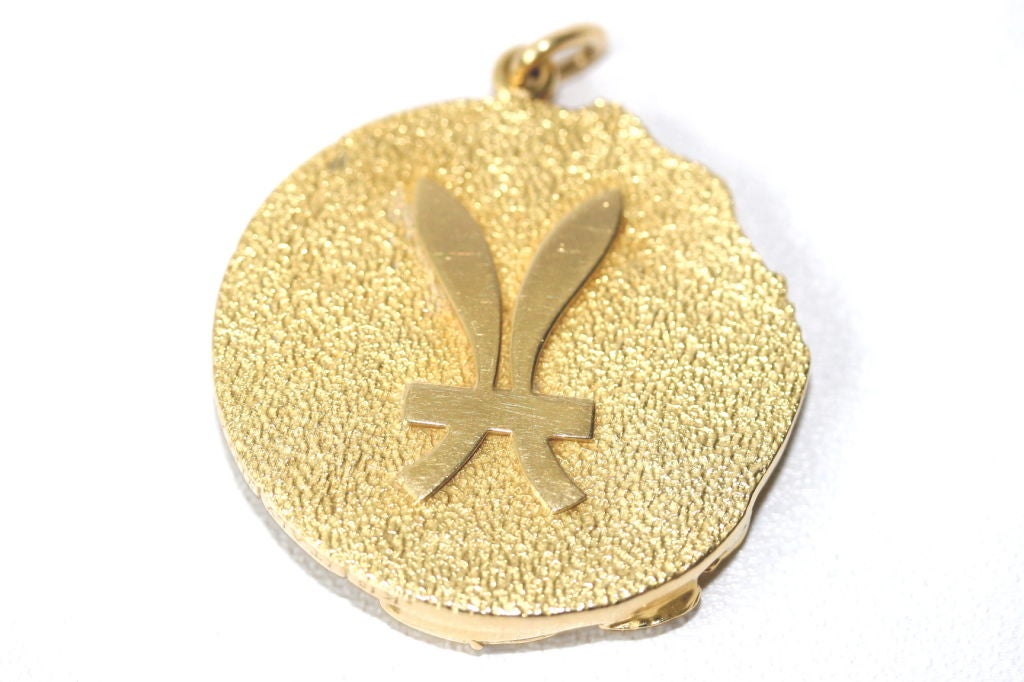 18k textured gold Pisces zodiac pendant, the front bears the double fish symbol for Pisces and the reverse side bears the corresponding Greek symbol, signed Tiffany