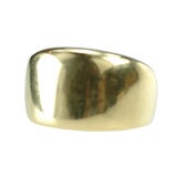 An 18kt gold band ring