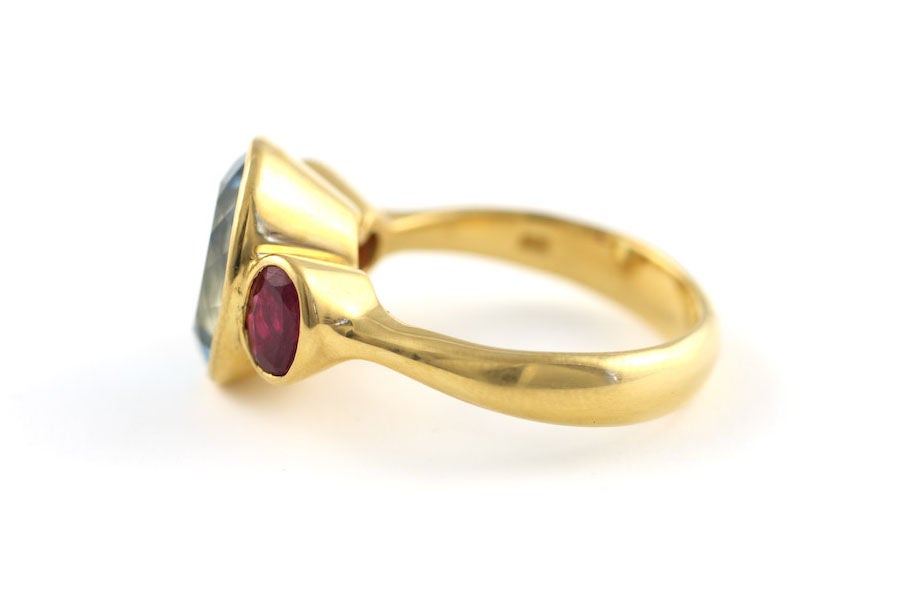 Anello in oro 22kt, acquamarina e rubino