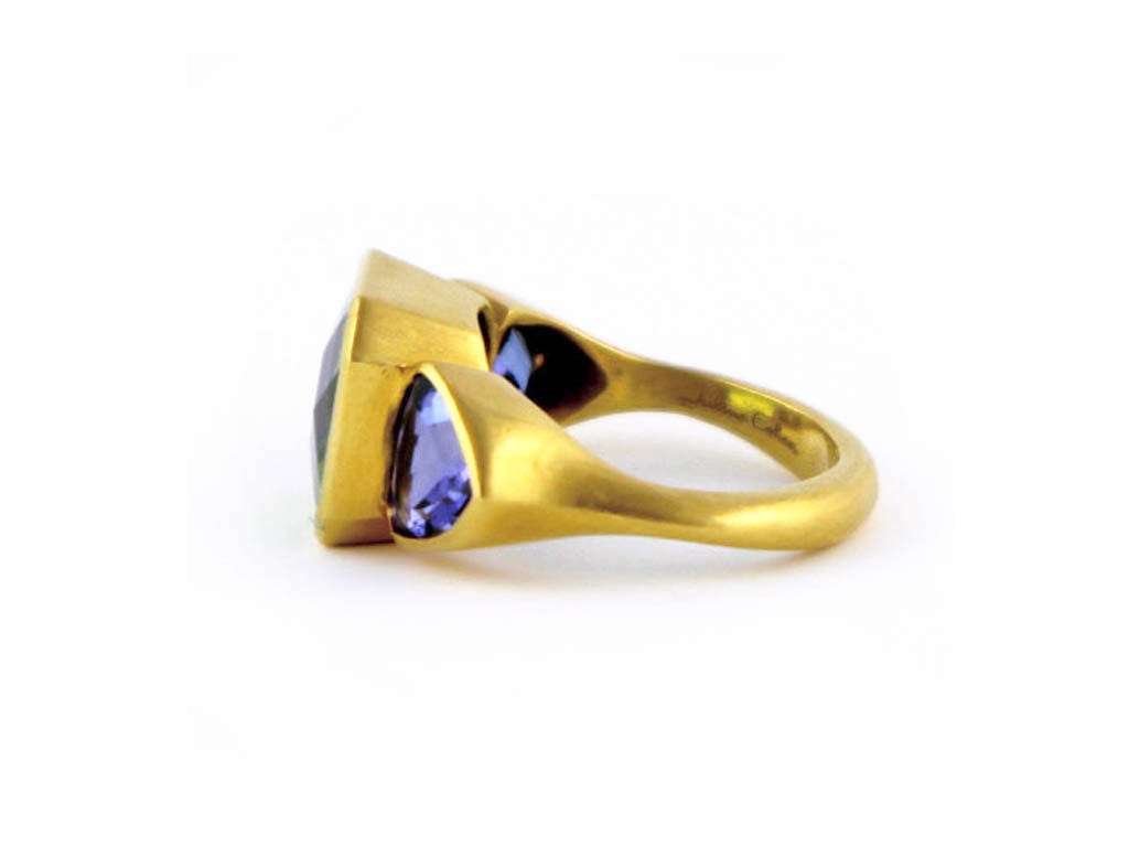 ring aus 22kt Gold:: Peridot und Tansanit.  Enthält einen Peridot im Phantasieschliff (7::26 ct.):: flankiert von zwei dreieckigen Tansaniten (4::23 ct.). Entworfen und hergestellt im eigenen Haus von Julius Cohen New York.