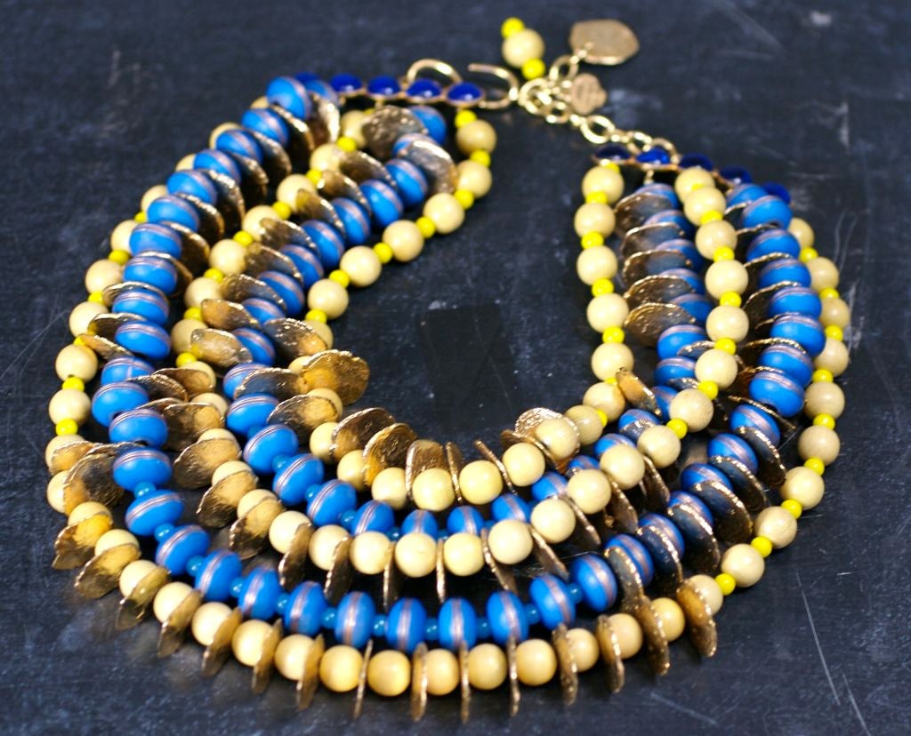 Bavaglino YSL oversize con un'insolita e geniale giustapposizione di perline di legno tinto, distanziatori antichi dorati e pietre di vetro. 3 file di perline di legno color betulla si mescolano con perline di pate de verre gialle e con i
