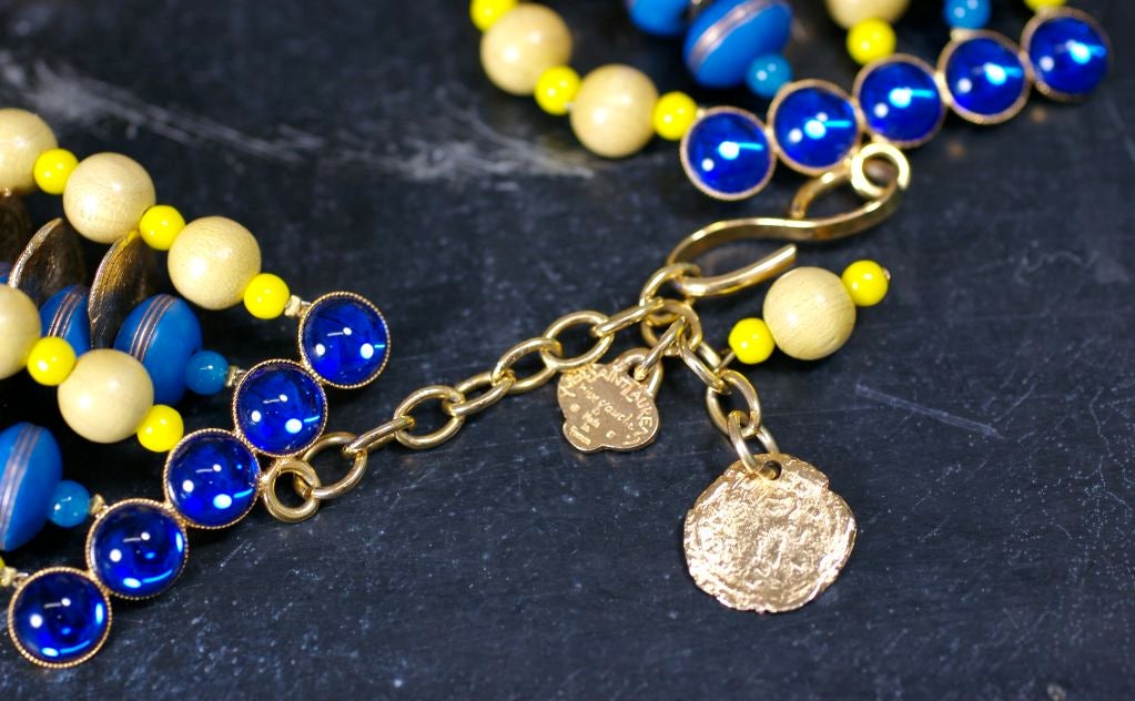 Donna Collana YSL con monete d'oro e perline di Wood in stile africano in vendita