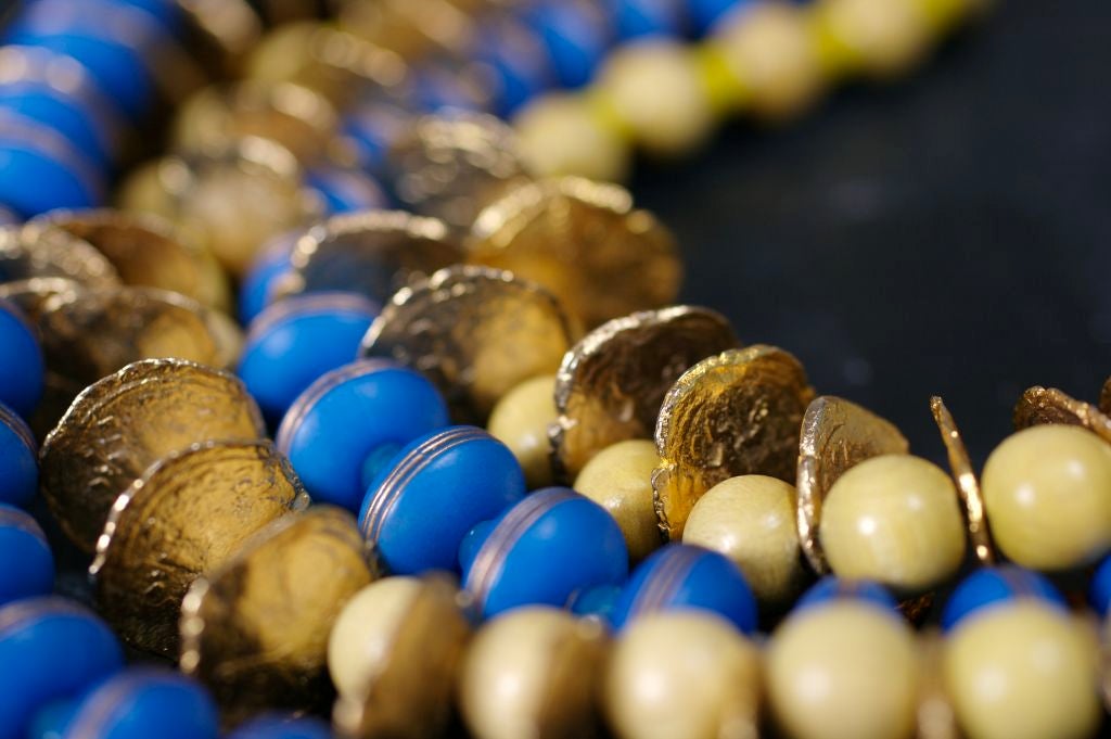 Collana YSL con monete d'oro e perline di Wood in stile africano in vendita 2