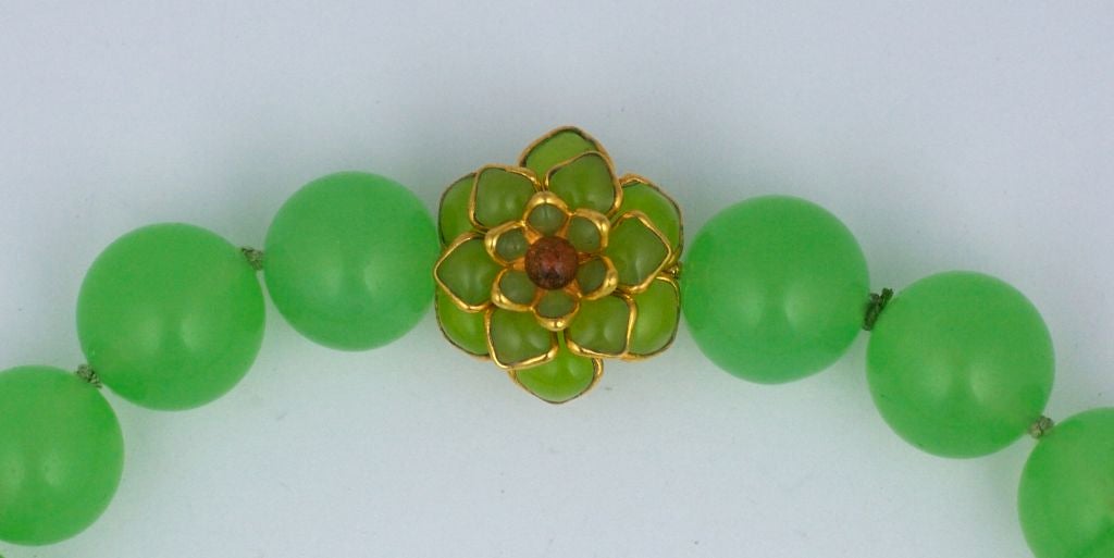 18mm lime quartz hand knotted beads with poured glass zinnia clasp in lime and peach. Made in our studios in France.
Length: 18