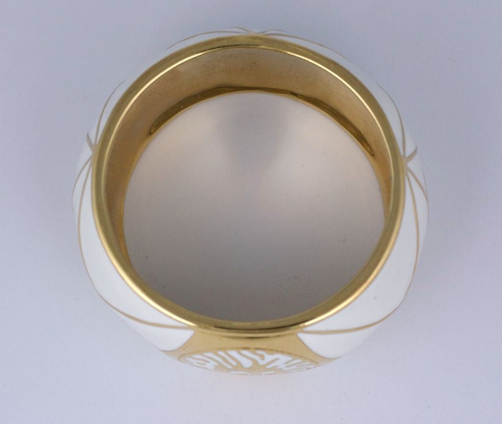 Bracelet en vermeil et émail dur avec le logo Lion d'Anne Klein.<br />
Diamètre intérieur de 2,5 pouces  Diamètre extérieur de 3