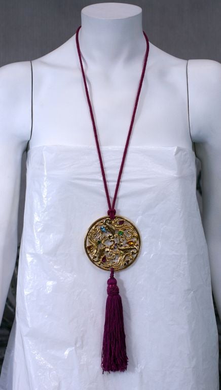 Yves Saint Laurent Collier à pampilles orné de bijoux Excellent état - En vente à New York, NY