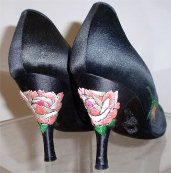Herbert Levine Black Silk with Embroidered Pink Roses high heels 7aaa In Good Condition For Sale In Los Angeles, CA