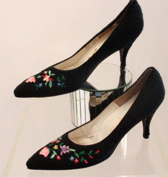 Gi Gi Black Beaded Pumps with Embroidered Flowers, Circa 1950's In Excellent Condition For Sale In Los Angeles, CA
