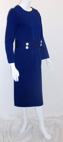 Norman Norell des années 1960 Laine bleu royal avec laine Robe de jour à ceinture et boutons autoportante Excellent état - En vente à Los Angeles, CA