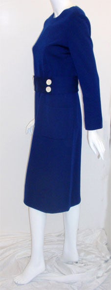 Violet Norman Norell des années 1960 Laine bleu royal avec laine Robe de jour à ceinture et boutons autoportante en vente