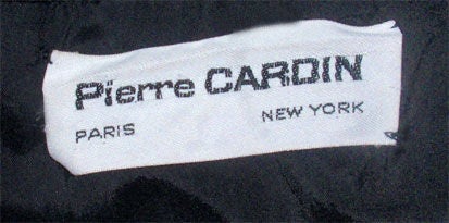 Pierre Cardin, dreistufiges Tageskleid aus Babydoll-Crêpe.        

MASSNAHMEN:
Büste 32