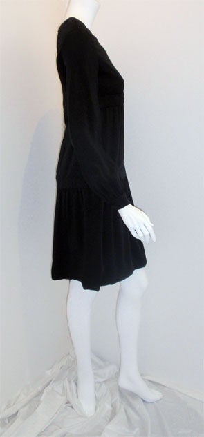 Pierre Cardin Schwarzes Cocktailkleid aus Viskose, ca. 1960er Jahre im Zustand „Gut“ im Angebot in Los Angeles, CA