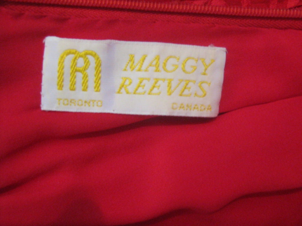 Maggie Reeves est une créatrice canadienne connue pour ses créations personnalisées suffisamment belles pour être considérées comme de la couture. Les magnifiques détails de cette robe en font une pièce unique. Les embellissements de fleurs grandeur
