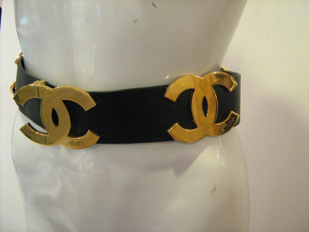 Express your true love for Chanel with this belt. Cleverly designed, the belt has only one size, 30