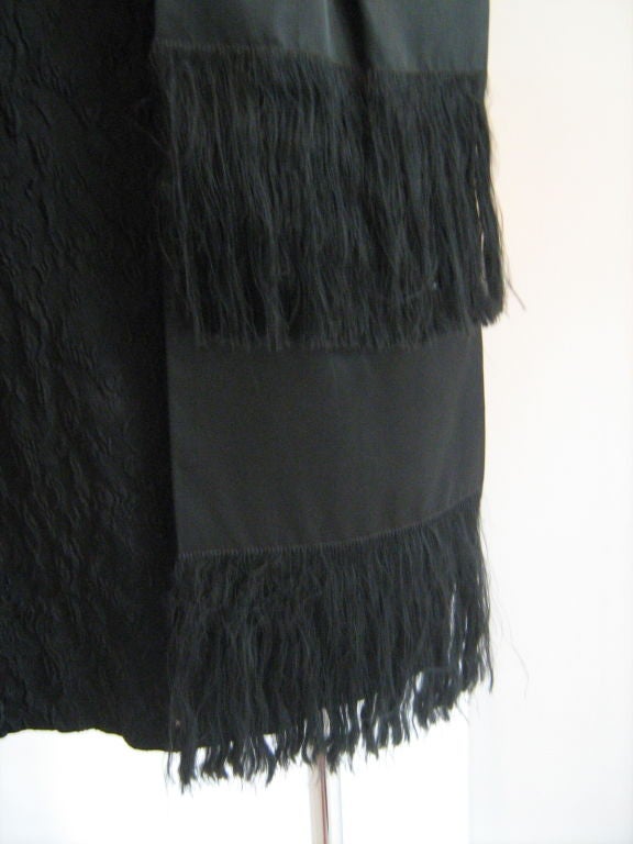Lowi & Co - Robe noire avec écharpe détaillée en vente 1