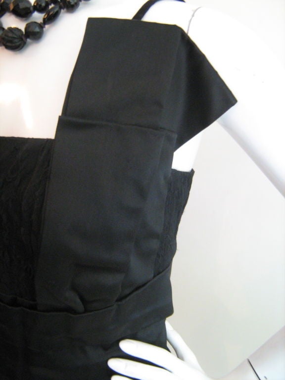 Lowi & Co - Robe noire avec écharpe détaillée en vente 2