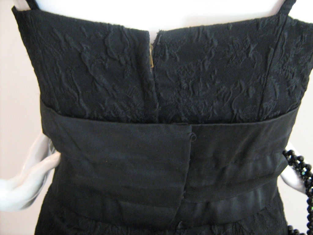 Lowi & Co - Robe noire avec écharpe détaillée en vente 3