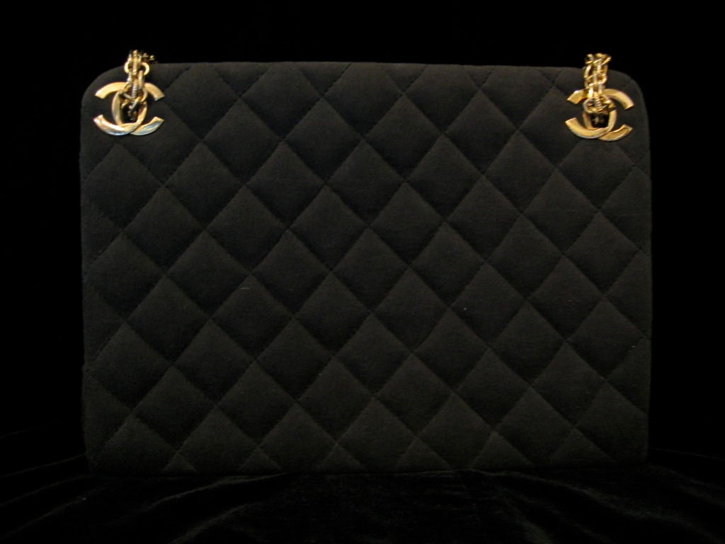 Women's 1960's CHANEL wool quilted purse w/gold-tone chain