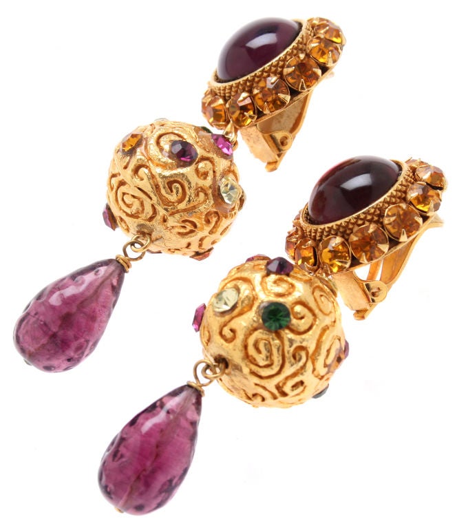 Wunderschöne amethystfarbene gegossene Glastropfen betonen diese wunderschönen Ohrringe von Dominique. Topas, Smaragd und farbloses facettiertes Glas sind Akzentfarben.  Sie messen 3 Zoll lang und 1 Zoll breit.