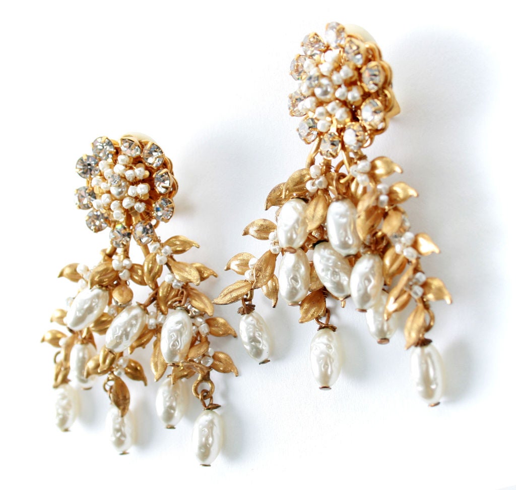 These are very pretty clip on earrings consisting of baroque pearls, rhinestones and gold colored leaves.