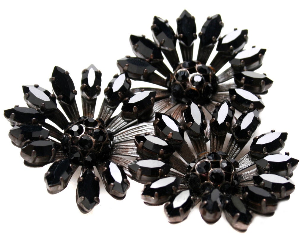 This is a really great looking and nice sized brooch and of course its black.