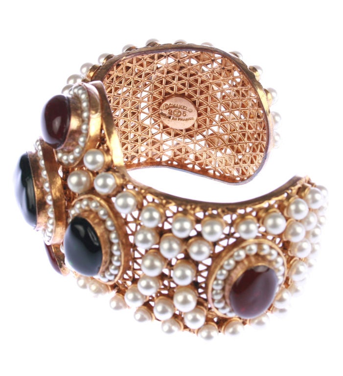Vintage CHANEL Cuff with Glass Cabochons and Faux Pearls For Sale 1